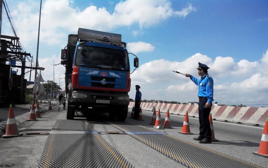 Lực lượng thanh tra giao thông Hà Nội kiểm soát tải trọng xe bằng cân lưu động