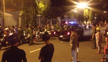 Hàng trăm người dân hiếu kỳ xem cảnh sát… bắt nhóm côn đồ